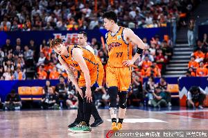 两人都三犯！王哲林7中4拿到9分填满数据栏 张镇麟拿到2分2板3助配图
