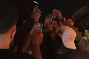 说到大家心坎里了！布伦森举杯敬酒高呼：法克文班！众人齐声附和配图