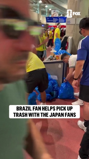 福克斯：巴西2-1日本赛后 巴西球迷也加入日本球迷清理垃圾的行列配图