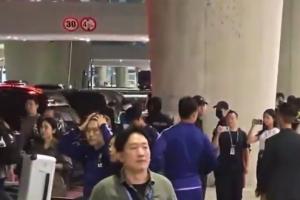 被狂骂！韩国队在机场遭球迷怒吼输出：**种洪明甫！年薪吐出来！配图