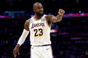 Lowe：詹姆斯都41.5岁了 居然还能霸榜NBA推特圈 这生涯绝了配图